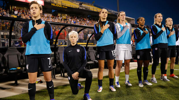 rapinoe-kneeling.jpg
